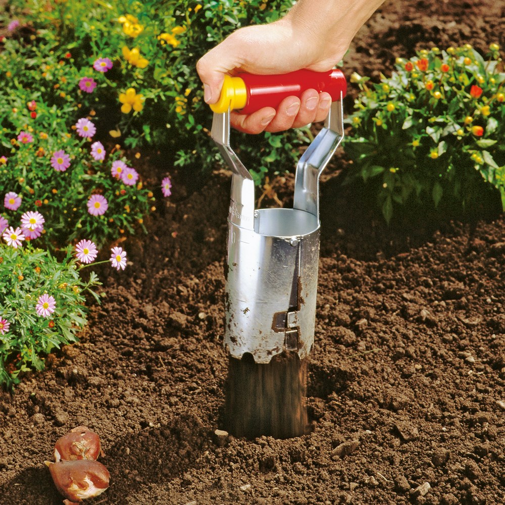 Wolf Garten Bulb Planter with Fixed Handle action